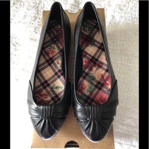 Born Women’s Adeline closed toed ballet flats